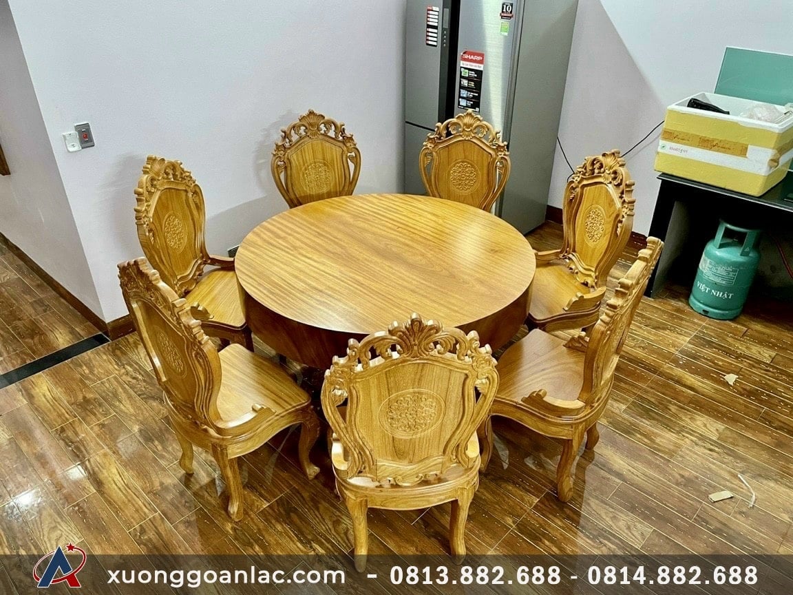 Bộ bàn ăn tròn nguyên khối 8 ghế gỗ gõ đỏ đục hoa lá tây (Chị Thủy, Vinhomes Times City) 6 Bộ bàn ăn tròn nguyên khối 8 ghế gỗ gõ đỏ đục hoa lá tây