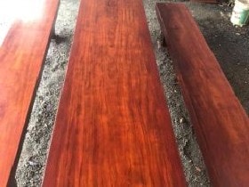 Bộ bàn ghế 3 tấm gỗ cẩm chỉ 2m4x70 (Chú Hoàng, Ninh Bình) 3 Sản phẩm không chú trọng vào họa tiết mà được gia công đơn giản