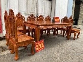 Bộ bàn ăn chữ nhật 8 ghế mẫu Luois hoa hồng gỗ gõ đỏ (Anh Trường, Hà Nội) 10 Phần yếm 8 phân chạm viền hoa tinh xảo