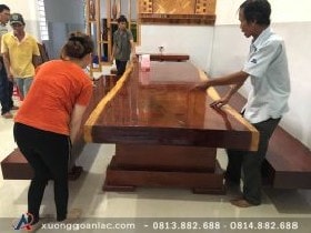 Bộ bàn ghế ăn nguyên khối mẫu K3 gỗ cẩm cực khủng (Chú Trường, Bắc Ninh) 5 Mặt bàn được gia công vô cùng tỉ mỉ và tâm huyết