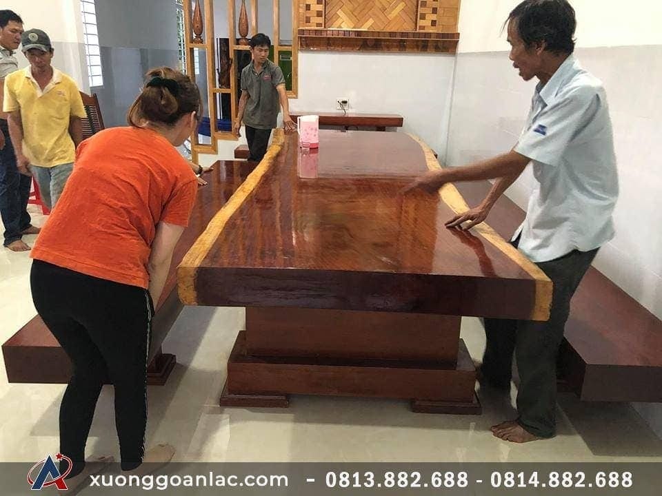 Bộ bàn ghế ăn nguyên khối mẫu K3 gỗ cẩm cực khủng (Chú Trường, Bắc Ninh) 7 Mặt bàn được gia công vô cùng tỉ mỉ và tâm huyết