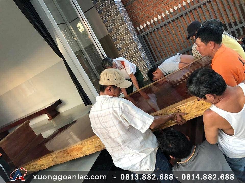 Bộ bàn ghế ăn nguyên khối mẫu K3 gỗ cẩm cực khủng (Chú Trường, Bắc Ninh) 2 Mặt bàn được gia công vô cùng tỉ mỉ và tâm huyết