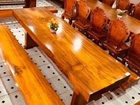 Bàn ăn là gỗ nguyên tấm với hai chân trụ đặt đối xứng nhau