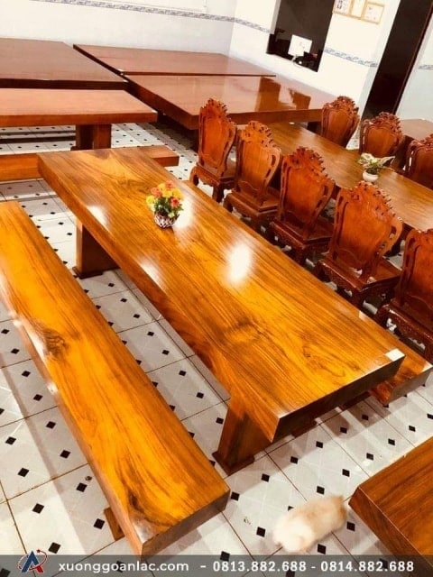 Bàn ăn là gỗ nguyên tấm với hai chân trụ đặt đối xứng nhau