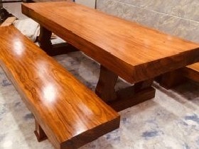 Bộ bàn ghế ba tấm gỗ gõ đỏ nguyên khối phun bóng vân cực đẹp (Anh Điệp, Thanh Hóa) 6 Thiết kế đơn giản tôn lên vân gỗ tuyển chọn nổi bật của gỗ gõ đỏ