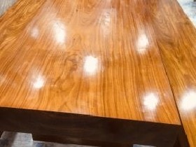 Bộ bàn ghế ba tấm gỗ gõ đỏ nguyên khối phun bóng vân cực đẹp (Anh Điệp, Thanh Hóa) 7 Mặt bàn làm bằng gỗ gõ đỏ nguyên tấm, bề mặt được phun bóng mờ chống xước, chống cong vênh, mối mọt.