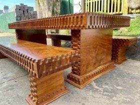 Bộ bàn ghế nguyên khối mẫu K3 gỗ gõ đỏ siêu vip đục viền lạ mắt (Chú Đông, Bắc Ninh) 9 Bộ bàn ghế gỗ nguyên tấm có màu nâu vàng thể hiện sự sang trọng