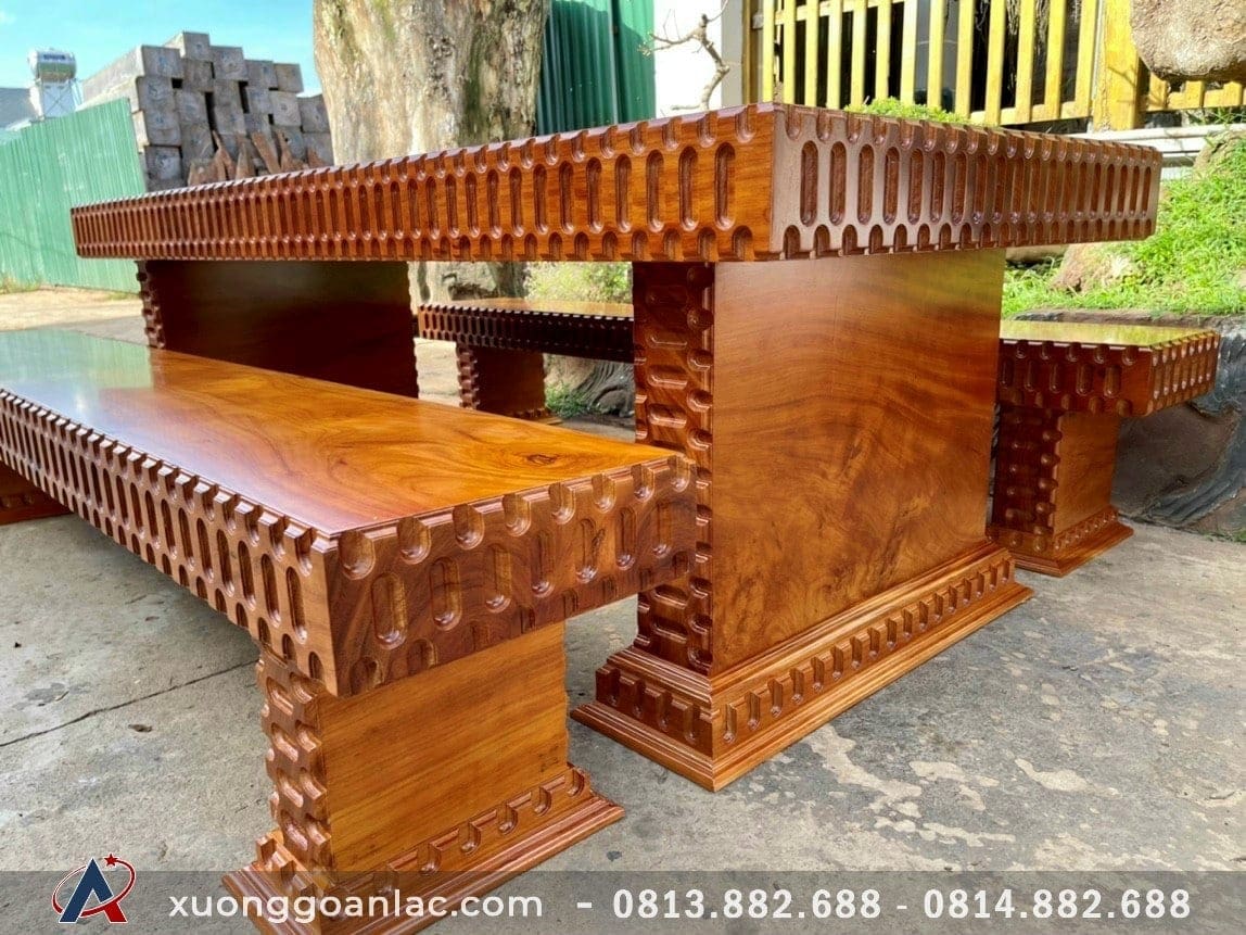 Bộ bàn ghế nguyên khối mẫu K3 gỗ gõ đỏ siêu vip đục viền lạ mắt (Chú Đông, Bắc Ninh) 12 Bộ bàn ghế gỗ nguyên tấm có màu nâu vàng thể hiện sự sang trọng