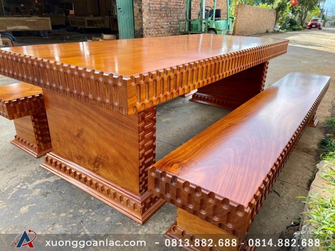 Bộ bàn ghế nguyên khối mẫu K3 gỗ gõ đỏ siêu vip đục viền lạ mắt (Chú Đông, Bắc Ninh) 11 Bộ sản phẩm gồm 3 món đều được làm từ gỗ nguyên khối đem đến giá trị trường tồn