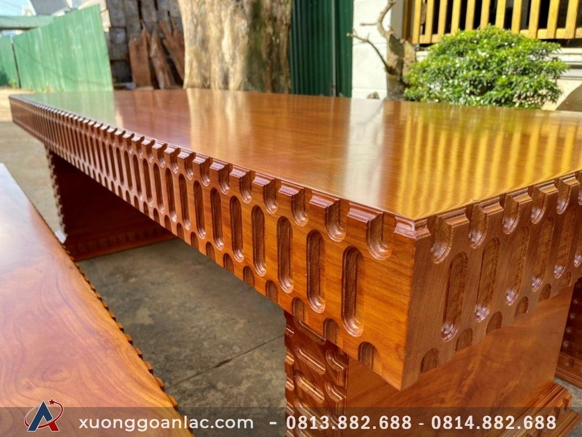 Bộ bàn ghế nguyên khối mẫu K3 gỗ gõ đỏ siêu vip đục viền lạ mắt (Chú Đông, Bắc Ninh) 13 Viền đục dạng lỗ lạ mắt là điểm nhấn đặc biết riêng của bộ sản phẩm