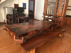 Bàn ghế gỗ nguyên khối 50 Mặt gỗ sáng bóng, nhẵn mịn, vân gỗ màu sắc đẹp tự nhiên