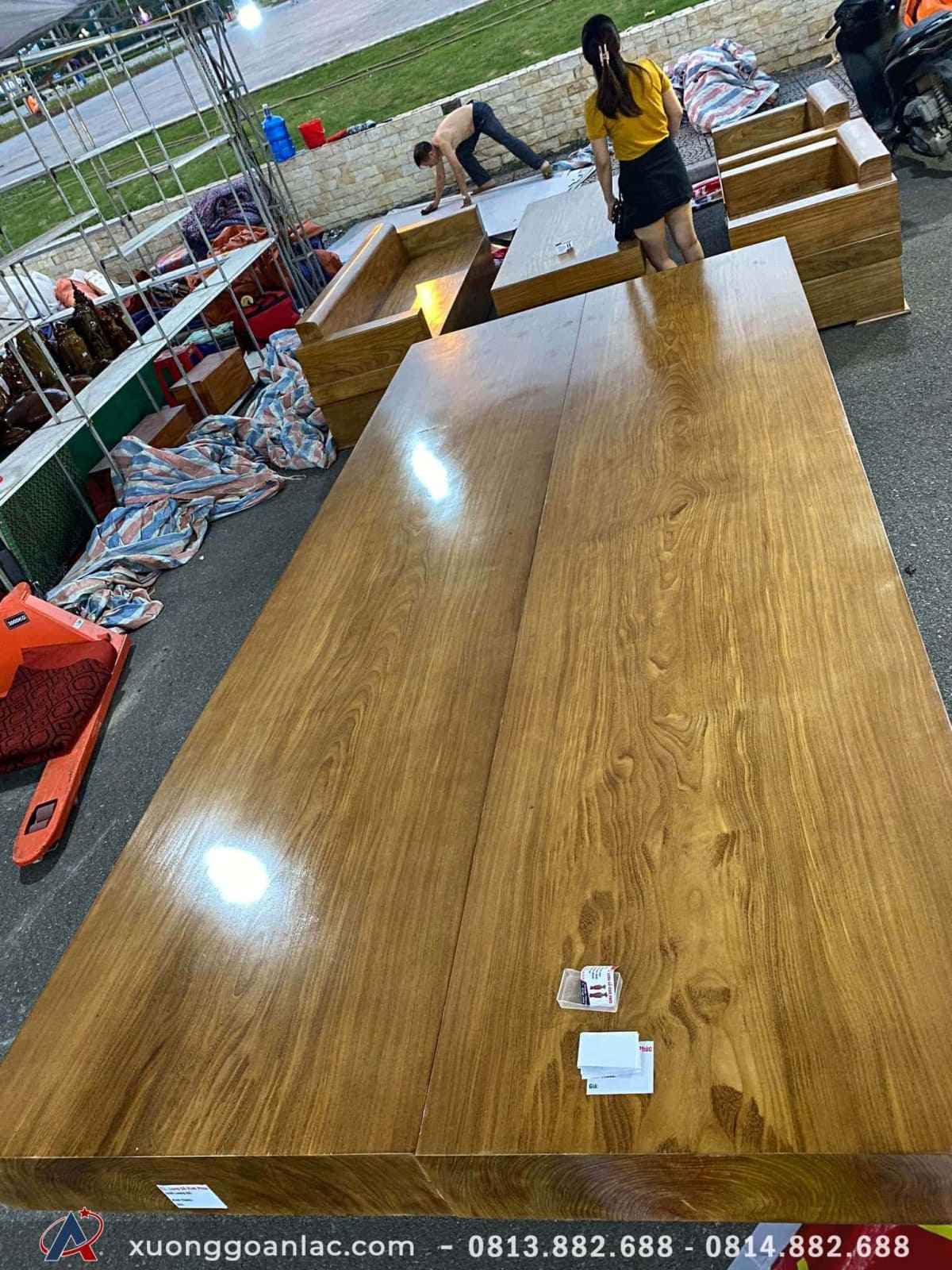 Phản gỗ nguyên khối – thú chơi xa xỉ chỉ dành cho đại gia Việt 3 Bộ chiếu ngựa 2 tấm gỗ nguyên khối có màu vàng nâu thể hiện sự sang trọng