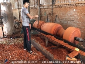 Lục bình được tiện thủ công và đo đạc kích thước chính xác