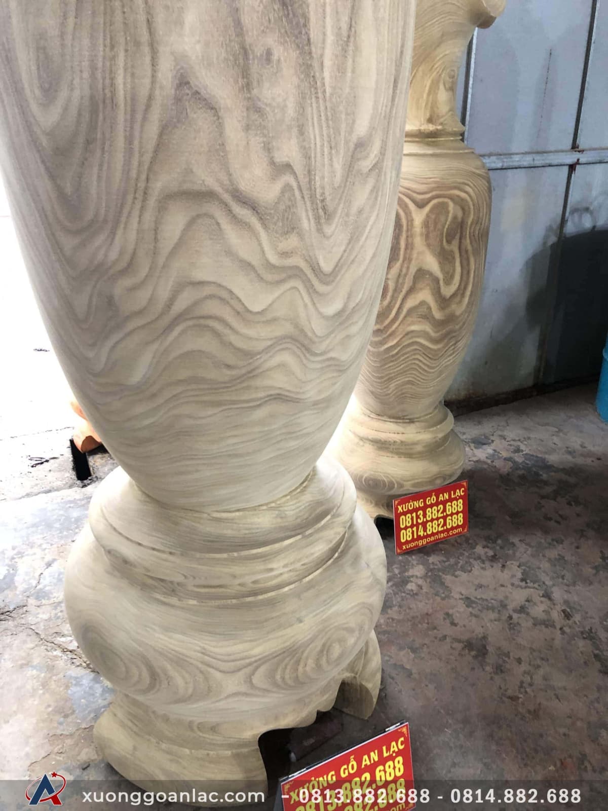 Lục bình siêu khủng cao 2m6 đường kính 90cm gỗ cẩm vàng (Anh Sang, Hải Phòng) 9 Phần chân đế lục bình được thiết kế 3 chân với độ thoải vừa phải tạo sự chắc chắn, linh động cho cặp lục bình.