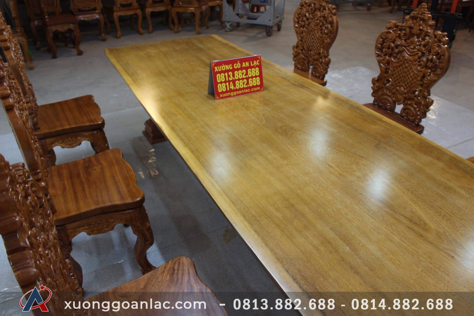 Bàn ăn mặt phe nguyên khối gỗ gõ đỏ 3m03 với 6 ghế louis hoàng gia đục tựa cong 6 Bàn phe nguyên khối ghế louis hoang gia đục tựa cong