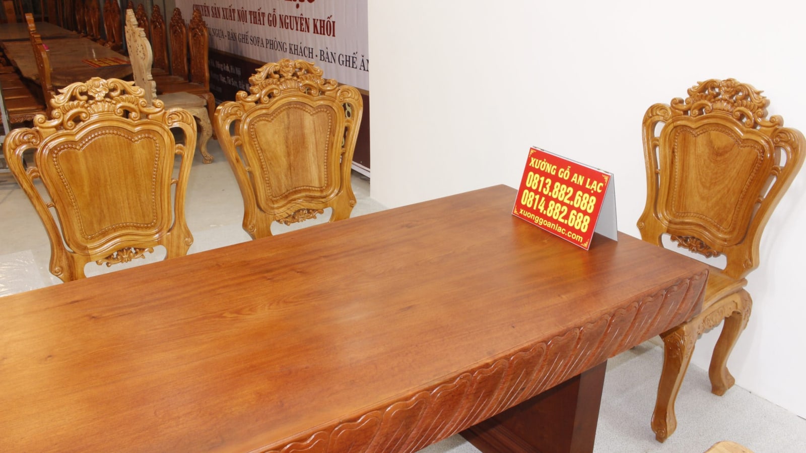 Bộ bàn ăn nguyên khối 10 ghế hoa lá tây gỗ hương đá cao cấp 8 bàn nguyên khối vip