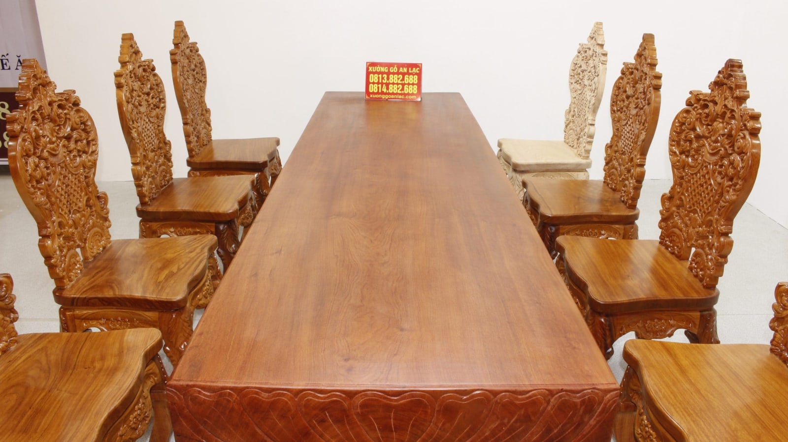 Bộ bàn ăn nguyên khối hương đá đục sen dẹo siêu đẹp với 8 ghế louis hoàng gia vip tựa cong 41 bàn ăn chữ nhật