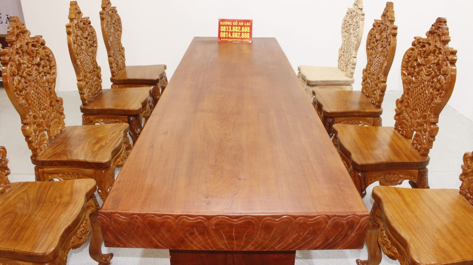 Bộ bàn ăn nguyên khối hương đá đục sen dẹo siêu đẹp với 8 ghế louis hoàng gia vip tựa cong 9 Bộ bàn ăn nguyên khối hương đá đục sen dẹo siêu đẹp với 8 ghế louis hoàng gia vip tựa cong - Ảnh 9
