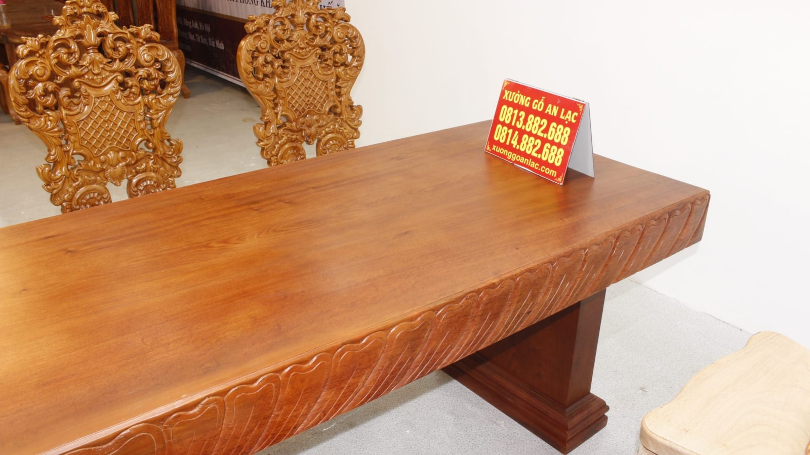 Bộ bàn ăn nguyên khối hương đá đục sen dẹo siêu đẹp với 8 ghế louis hoàng gia vip tựa cong 12 Bộ bàn ăn nguyên khối hương đá đục sen dẹo siêu đẹp với 8 ghế louis hoàng gia vip tựa cong - Ảnh 12