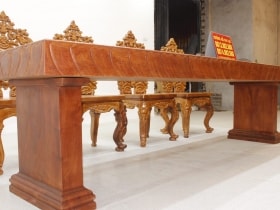 Bộ bàn ăn nguyên khối hương đá đục sen dẹo siêu đẹp với 8 ghế louis hoàng gia vip tựa cong 36 bàn nguyên khối gỗ hương