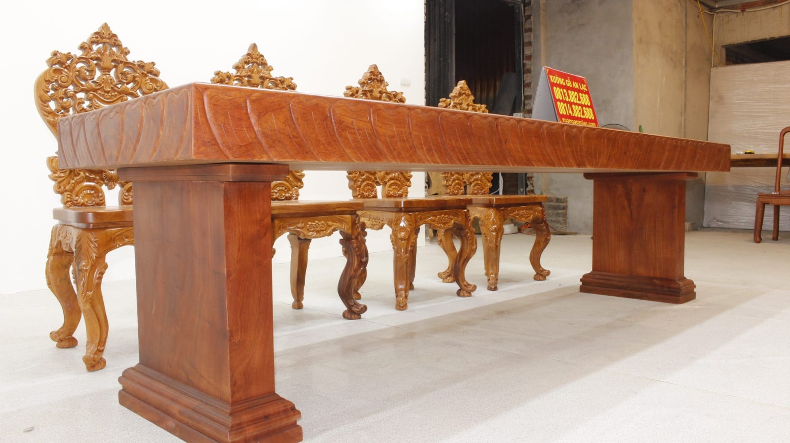 Bộ bàn ăn nguyên khối hương đá đục sen dẹo siêu đẹp với 8 ghế louis hoàng gia vip tựa cong 18 bàn nguyên khối gỗ hương