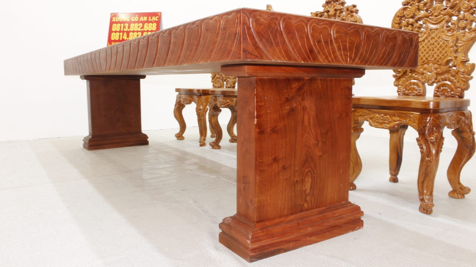 Bộ bàn ăn nguyên khối hương đá đục sen dẹo siêu đẹp với 8 ghế louis hoàng gia vip tựa cong 44 chân bàn hương nguyên khối