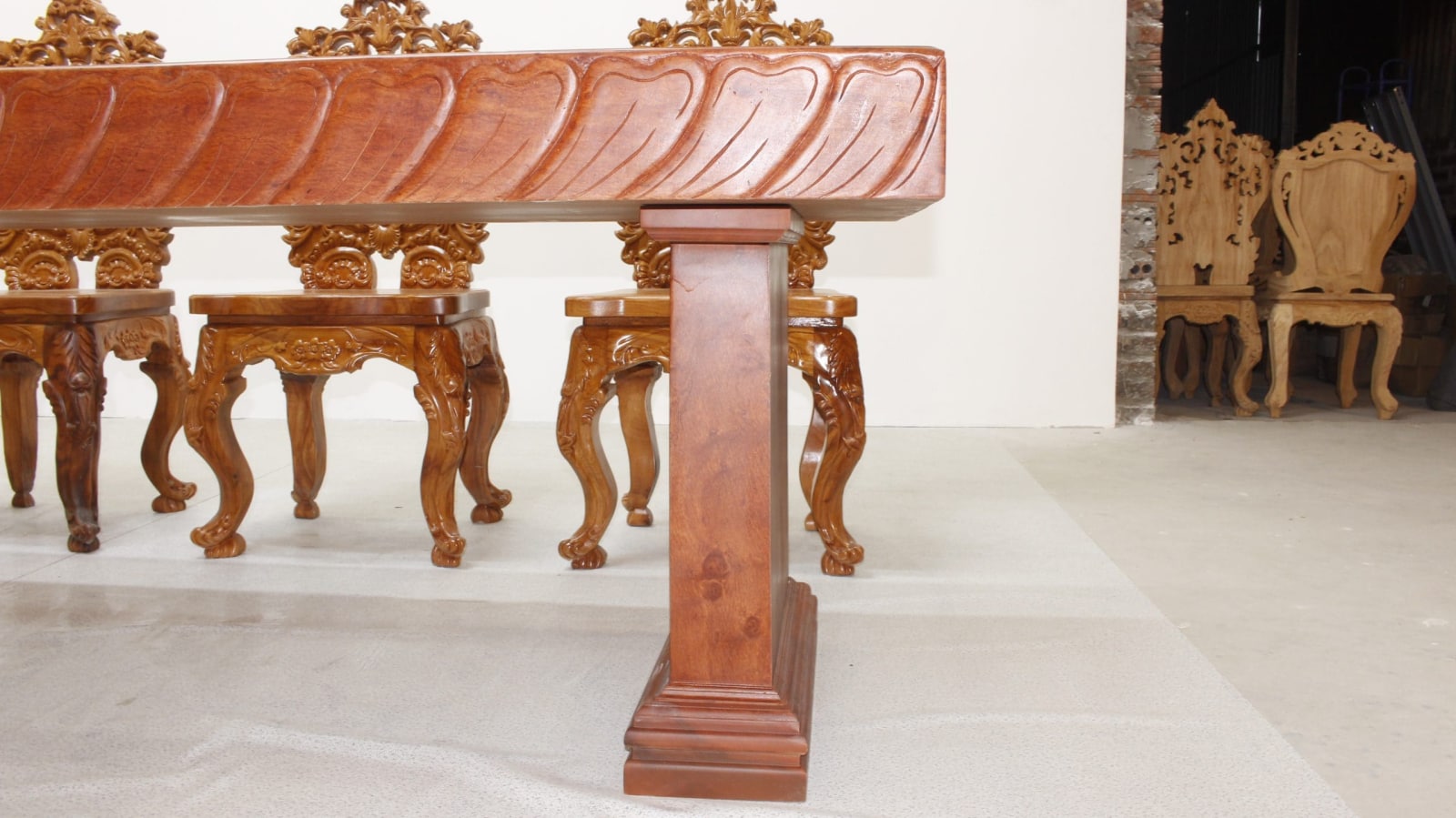 Bộ bàn ăn nguyên khối hương đá đục sen dẹo siêu đẹp với 8 ghế louis hoàng gia vip tựa cong 19 bàn nguyên khối đục sen dẹo