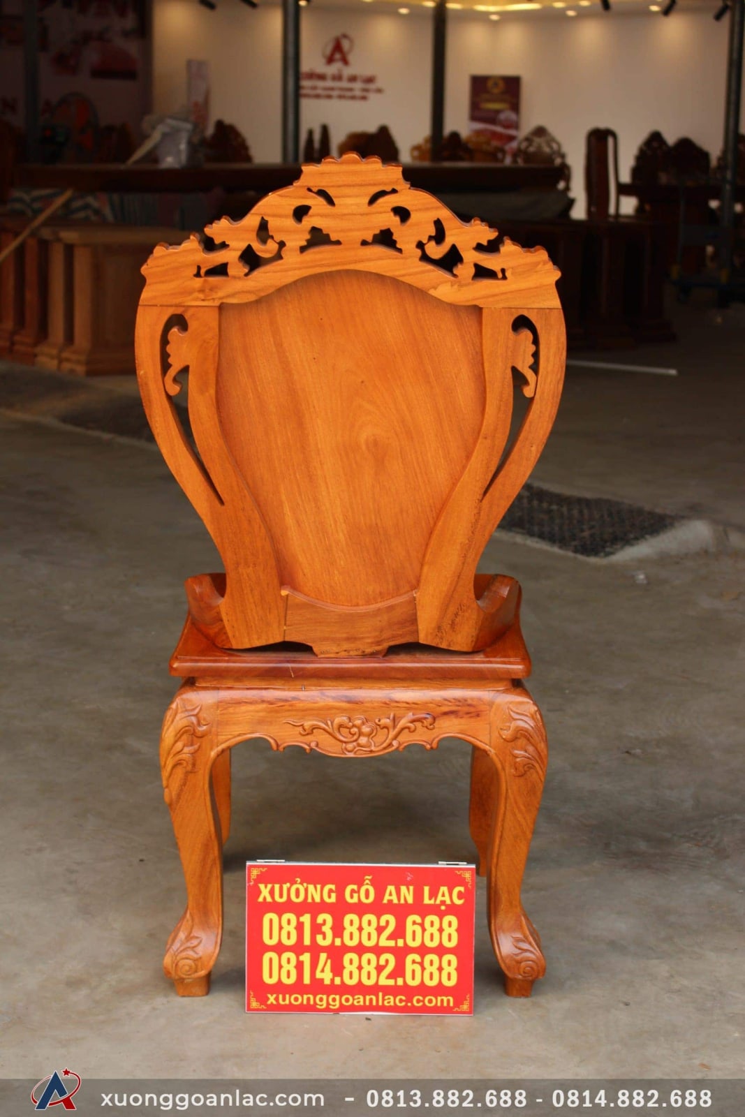 Bàn ăn nguyên khối đục tim 2m84 với 8 ghế Louis hoa lá tây có tay (Anh Tuấn, Đồng Nai) 34 mặt lưng ghế louis