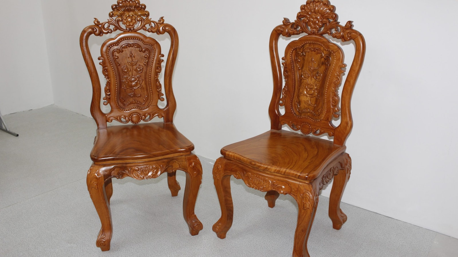 Bộ bàn ăn nguyên khối gỗ hương đá 290x83x15cm với 8 ghế louis hoa hồng đục hai mặt siêu vip 27 ghế louis hoa hồng mặt liền