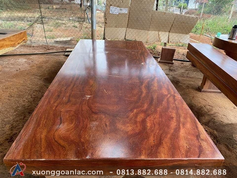 Bộ bàn ghế K3 gỗ cẩm hồng nguyên khối 320x133x16cm (Anh Hòa, Đồng Nai) 8 Vân bàn nguyên khối gỗ cẩm hồng tự nhiên cực đẹp
