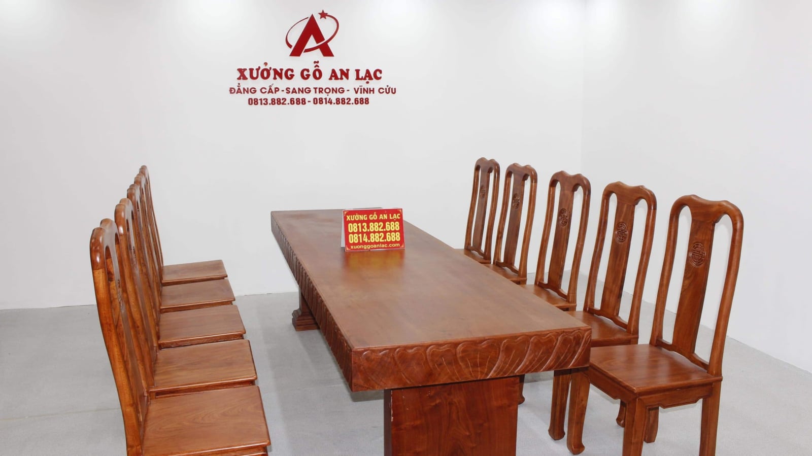 Siêu phẩm bàn ăn nguyên khối 283x79x14cm với 10 ghế triện chữ thọ gỗ hương đá 7 bàn nguyên khối đục trai tim vs ghế chữ thọ gỗ hương đá (1)