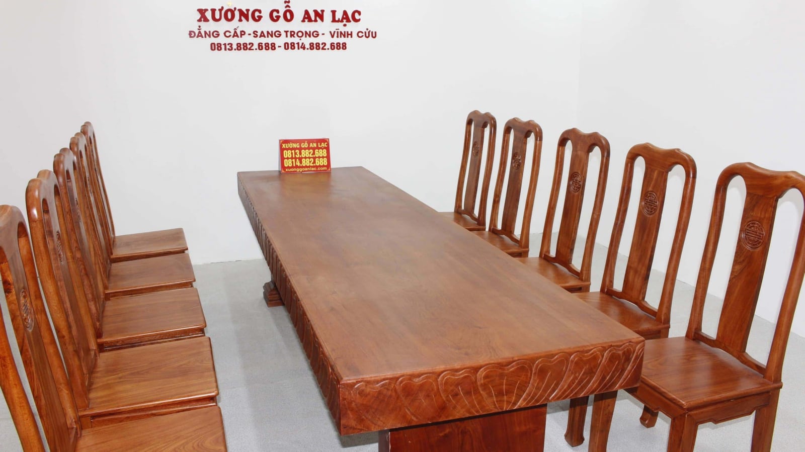 Siêu phẩm bàn ăn nguyên khối 283x79x14cm với 10 ghế triện chữ thọ gỗ hương đá 9 bàn nguyên khối đục trai tim vs ghế chữ thọ gỗ hương đá (1)
