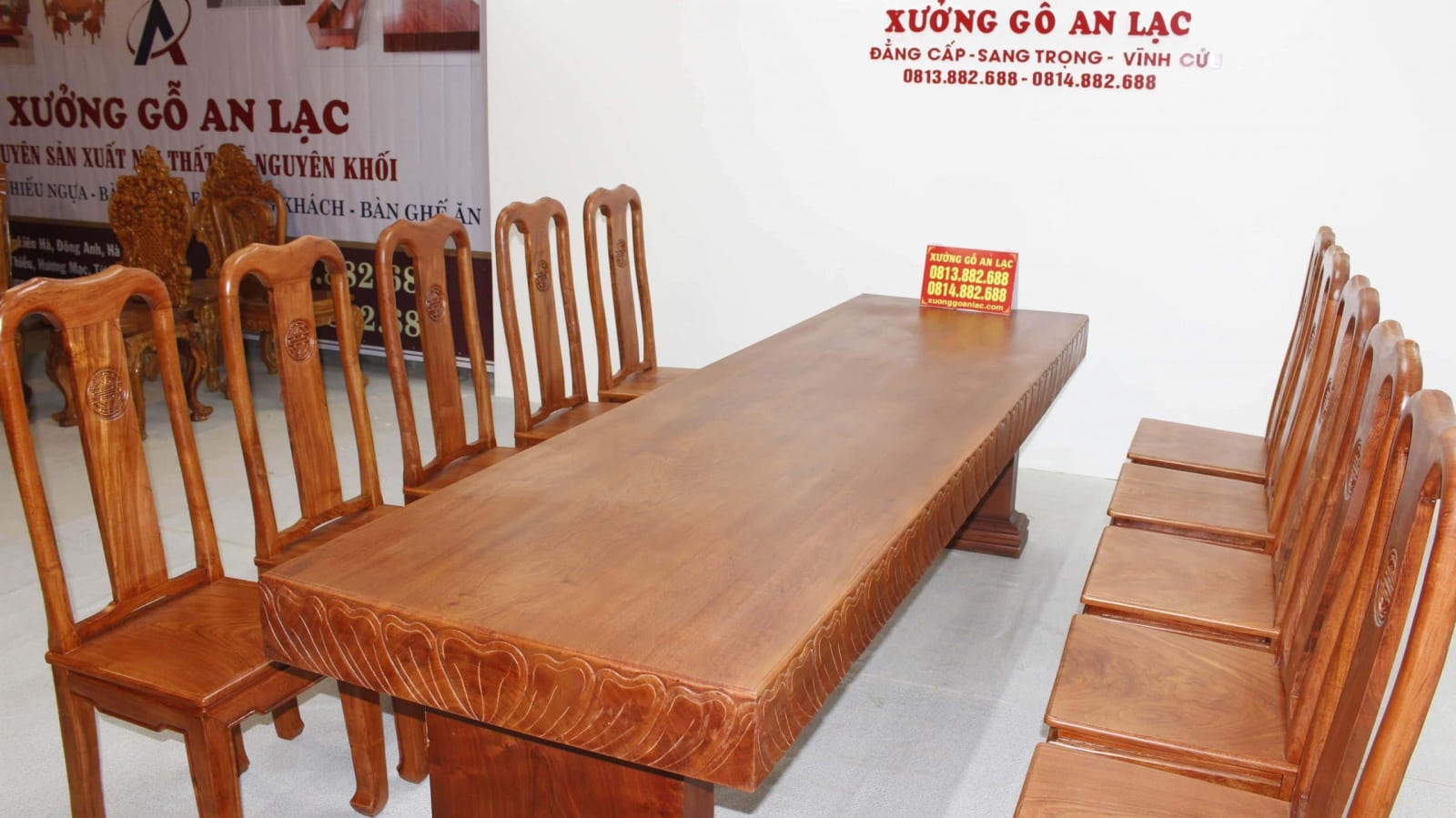 Siêu phẩm bàn ăn nguyên khối 283x79x14cm với 10 ghế triện chữ thọ gỗ hương đá 10 bàn nguyên khối đục trai tim vs ghế chữ thọ gỗ hương đá (1)