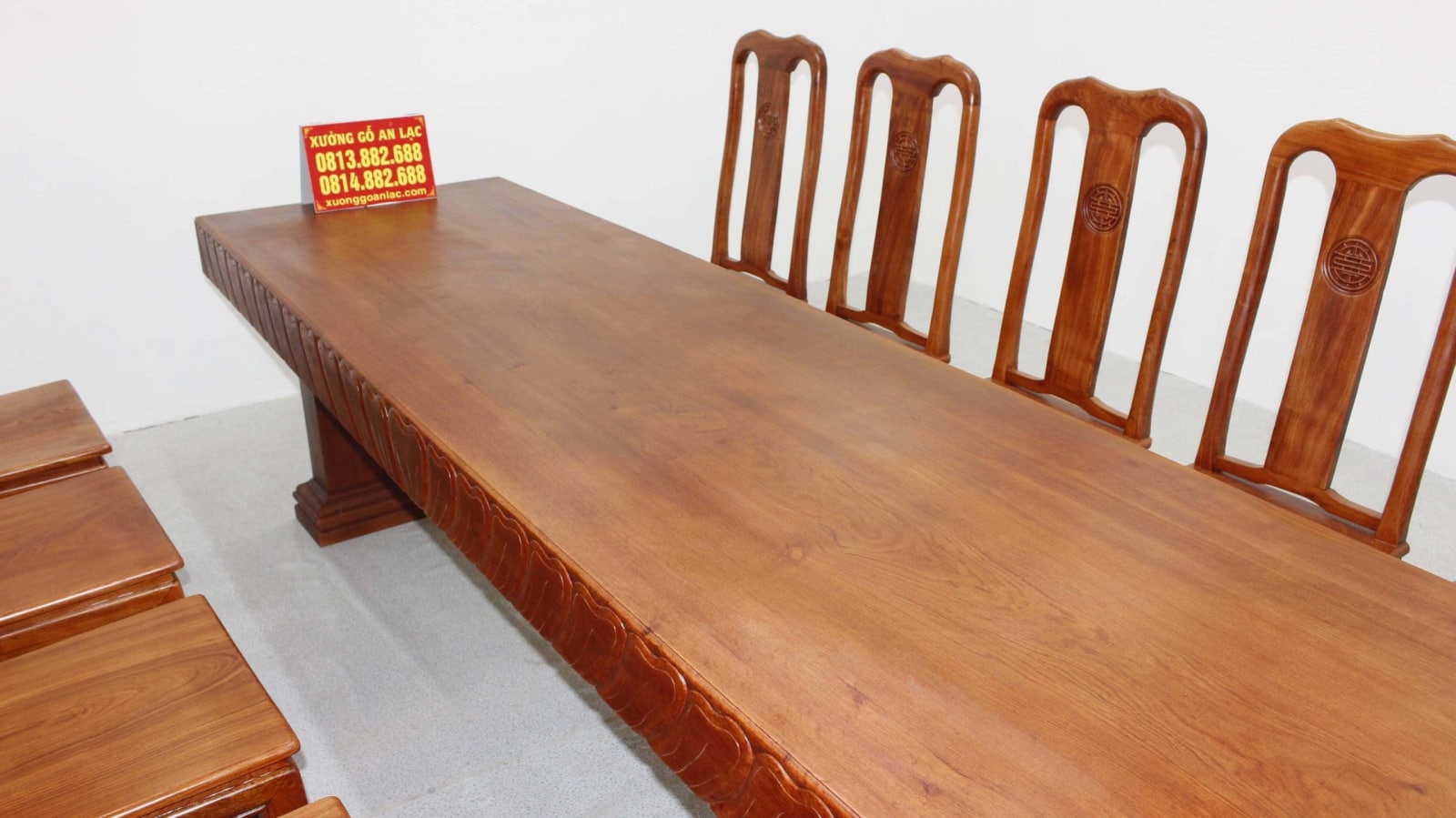 Siêu phẩm bàn ăn nguyên khối 283x79x14cm với 10 ghế triện chữ thọ gỗ hương đá 11 bàn nguyên khối đục trai tim vs ghế chữ thọ gỗ hương đá (1)