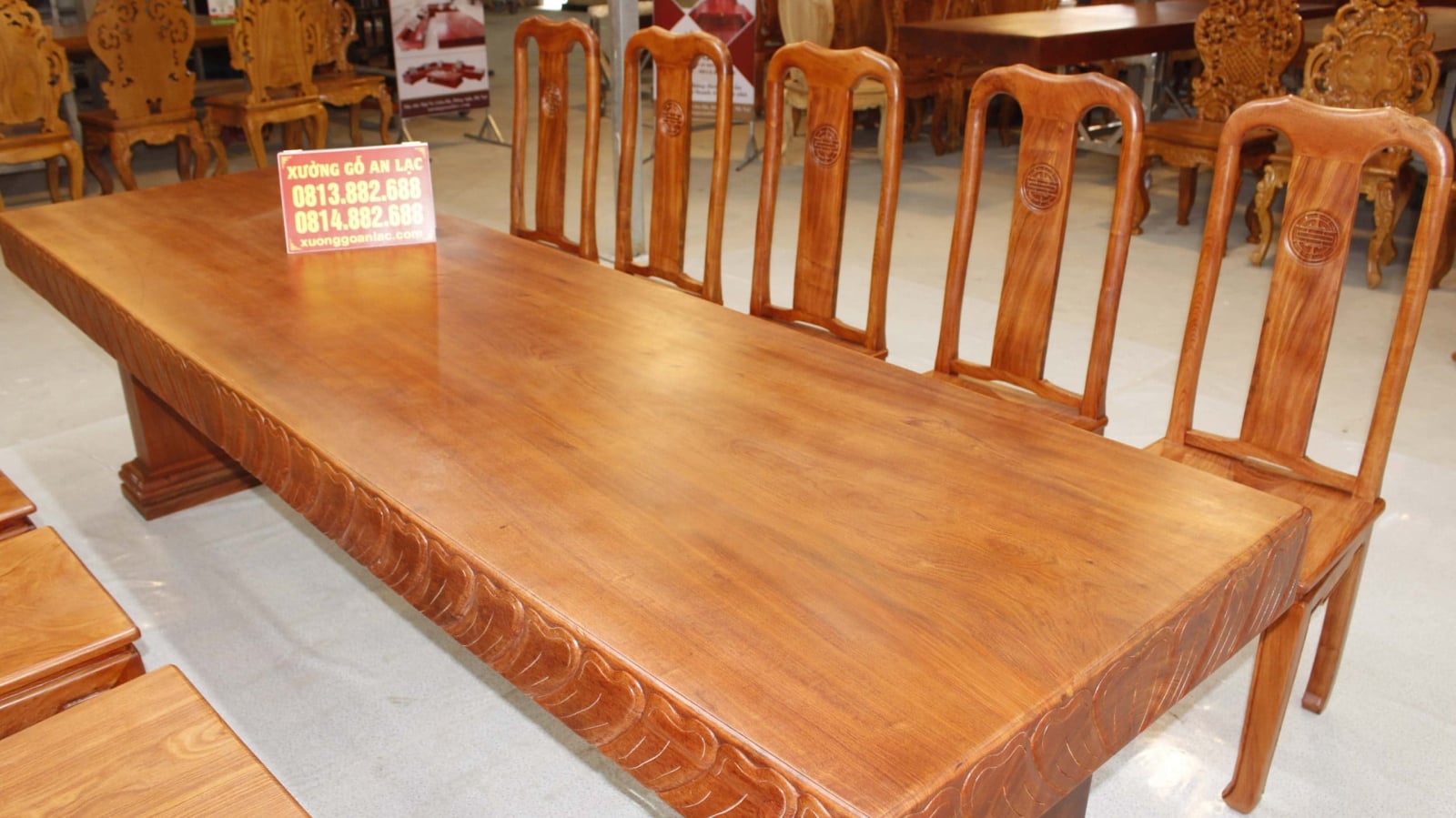 Siêu phẩm bàn ăn nguyên khối 283x79x14cm với 10 ghế triện chữ thọ gỗ hương đá 13 bàn nguyên khối đục trai tim vs ghế chữ thọ gỗ hương đá (1)