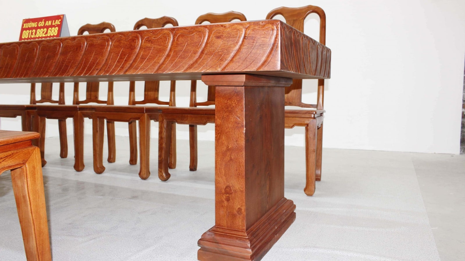 Siêu phẩm bàn ăn nguyên khối 283x79x14cm với 10 ghế triện chữ thọ gỗ hương đá 15 bàn nguyên khối đục trai tim vs ghế chữ thọ gỗ hương đá (1)