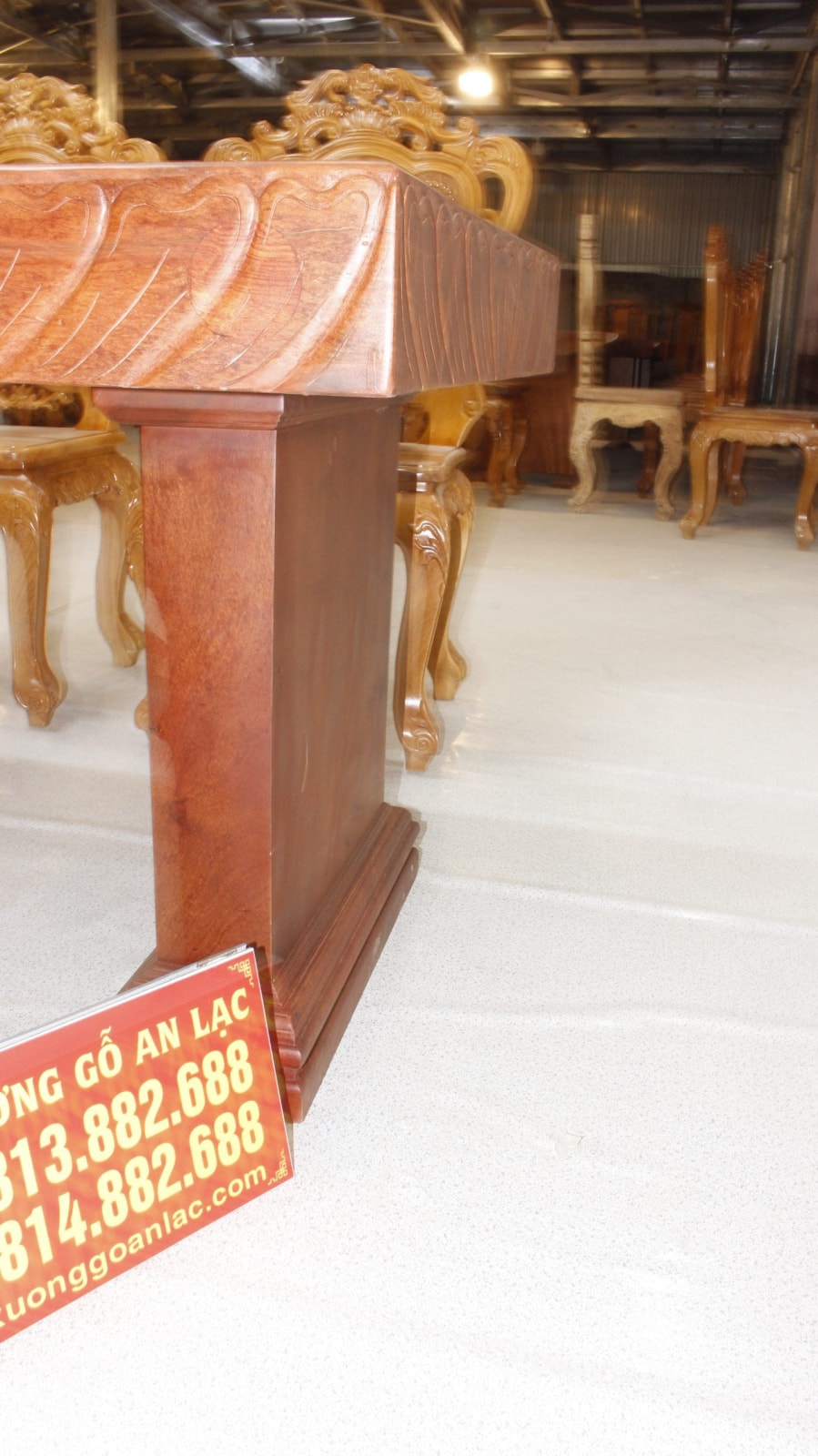 Bộ bàn gỗ nguyên khối hương đá đục sen dẹo 2m42 10 ghế hoa lá tây 8 bàn trái tim hương đá vs 6 ghế (1)