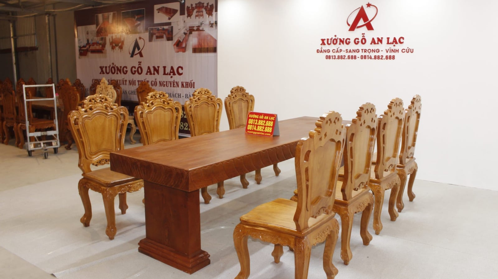 Bộ bàn ăn chữ nhật nguyên khối hương đá đục tim 2m79 với 8 ghế louis hoa lá tây 3 bộ hoa lá tây siêu vip 8 ghế (1)