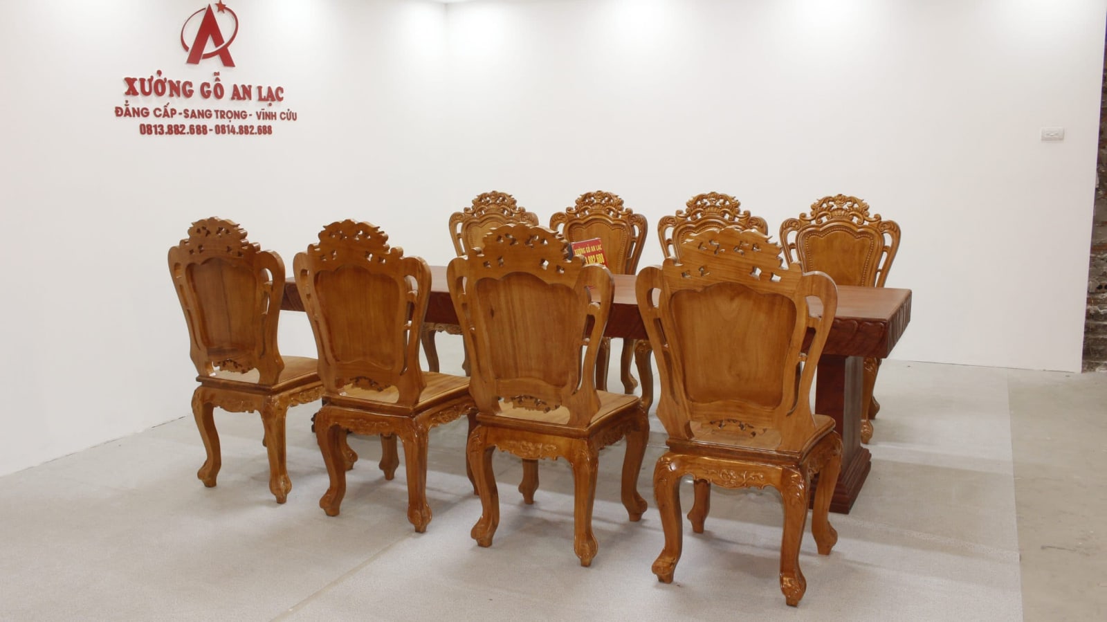 Bộ bàn ăn chữ nhật nguyên khối hương đá đục tim 2m79 với 8 ghế louis hoa lá tây 6 bộ hoa lá tây siêu vip 8 ghế (1)