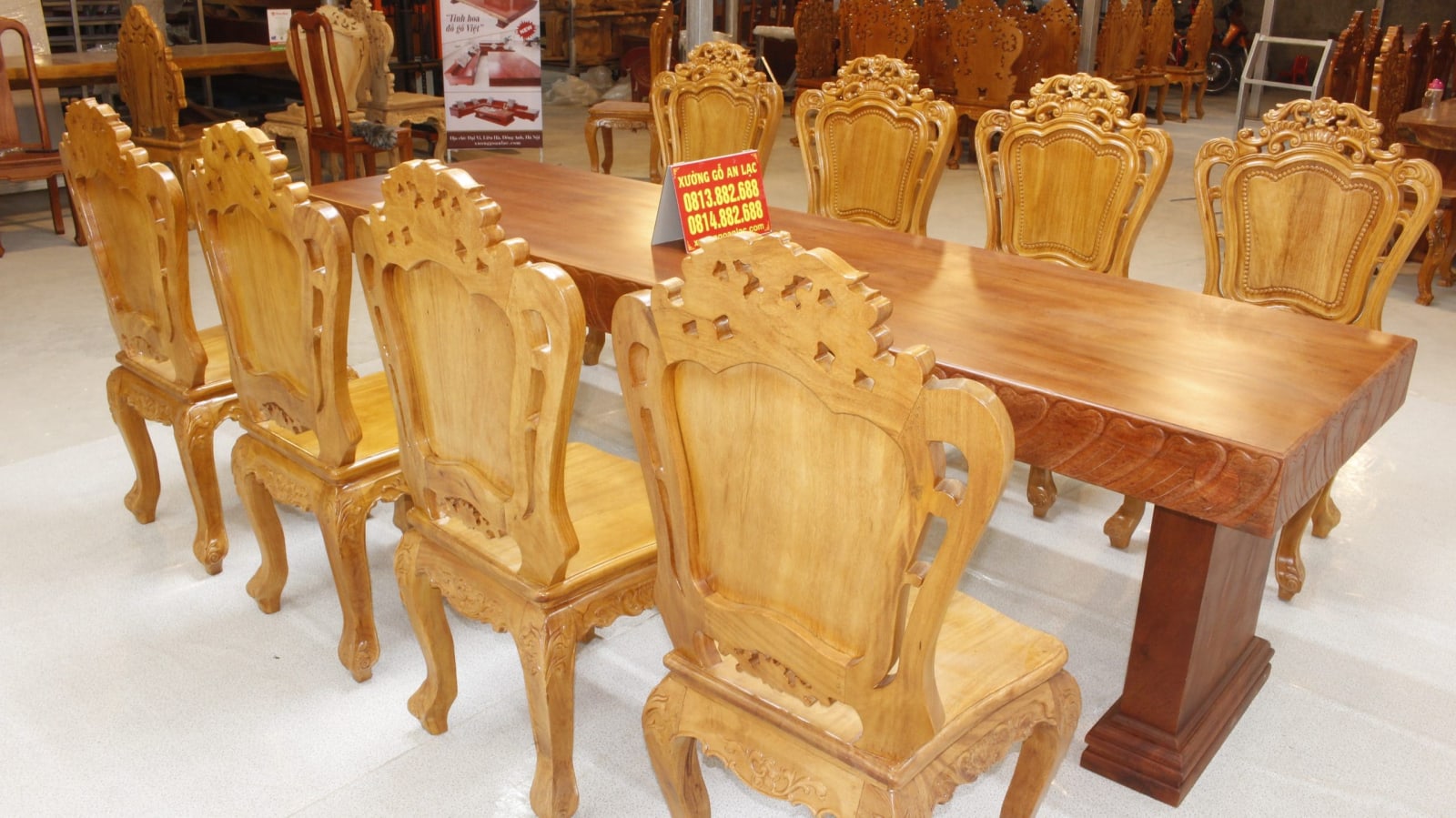 Bộ bàn ăn chữ nhật nguyên khối hương đá đục tim 2m79 với 8 ghế louis hoa lá tây 7 bộ hoa lá tây siêu vip 8 ghế (1)