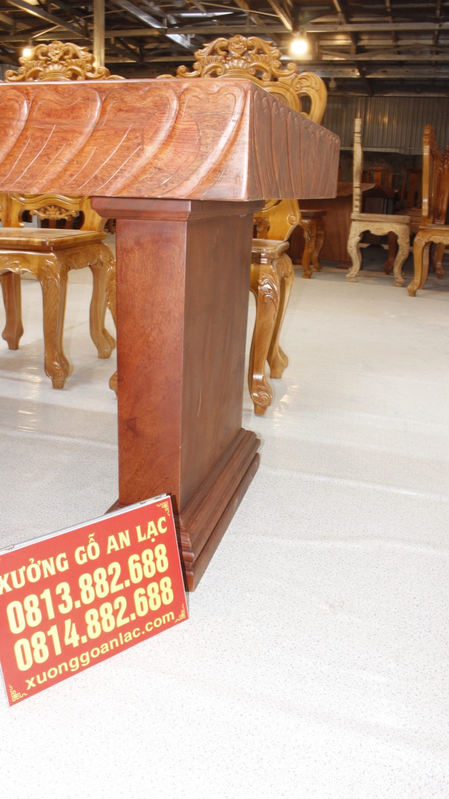 Bộ bàn ăn chữ nhật nguyên khối hương đá đục tim 2m79 với 8 ghế louis hoa lá tây 33 bàn ăn gỗ hương nguyên khối