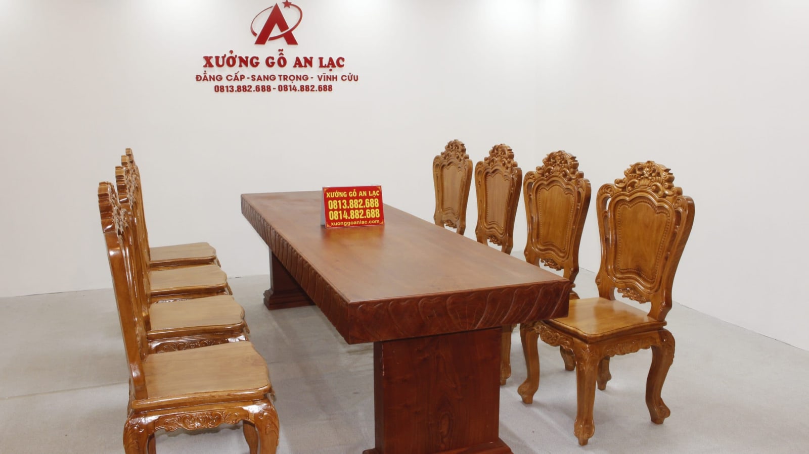 Bộ bàn ăn chữ nhật nguyên khối hương đá đục tim 2m79 với 8 ghế louis hoa lá tây 4 bộ hoa lá tây siêu vip 8 ghế (1)