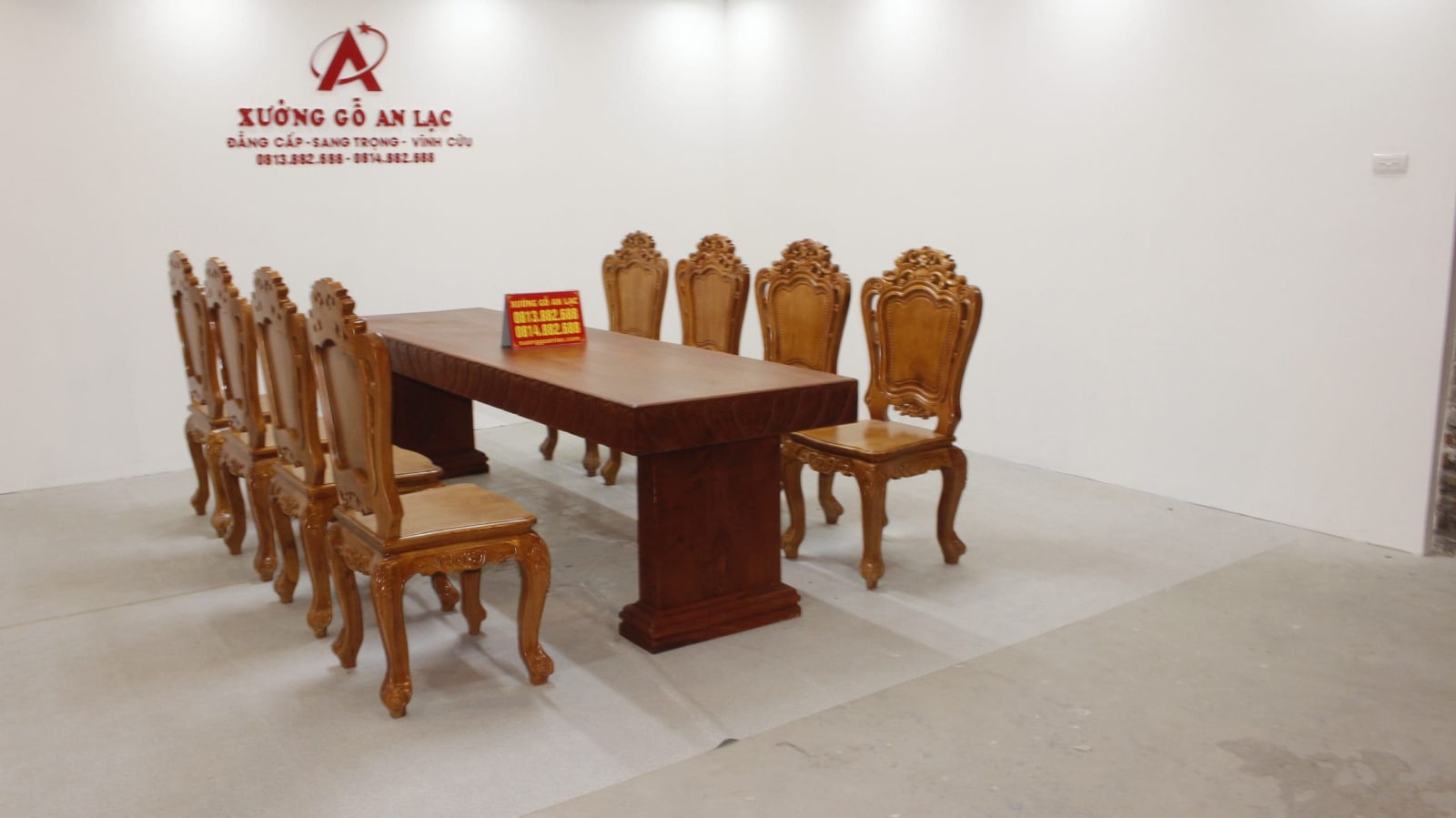 Bộ bàn ăn chữ nhật nguyên khối hương đá đục tim 2m79 với 8 ghế louis hoa lá tây 5 bộ hoa lá tây siêu vip 8 ghế (1)