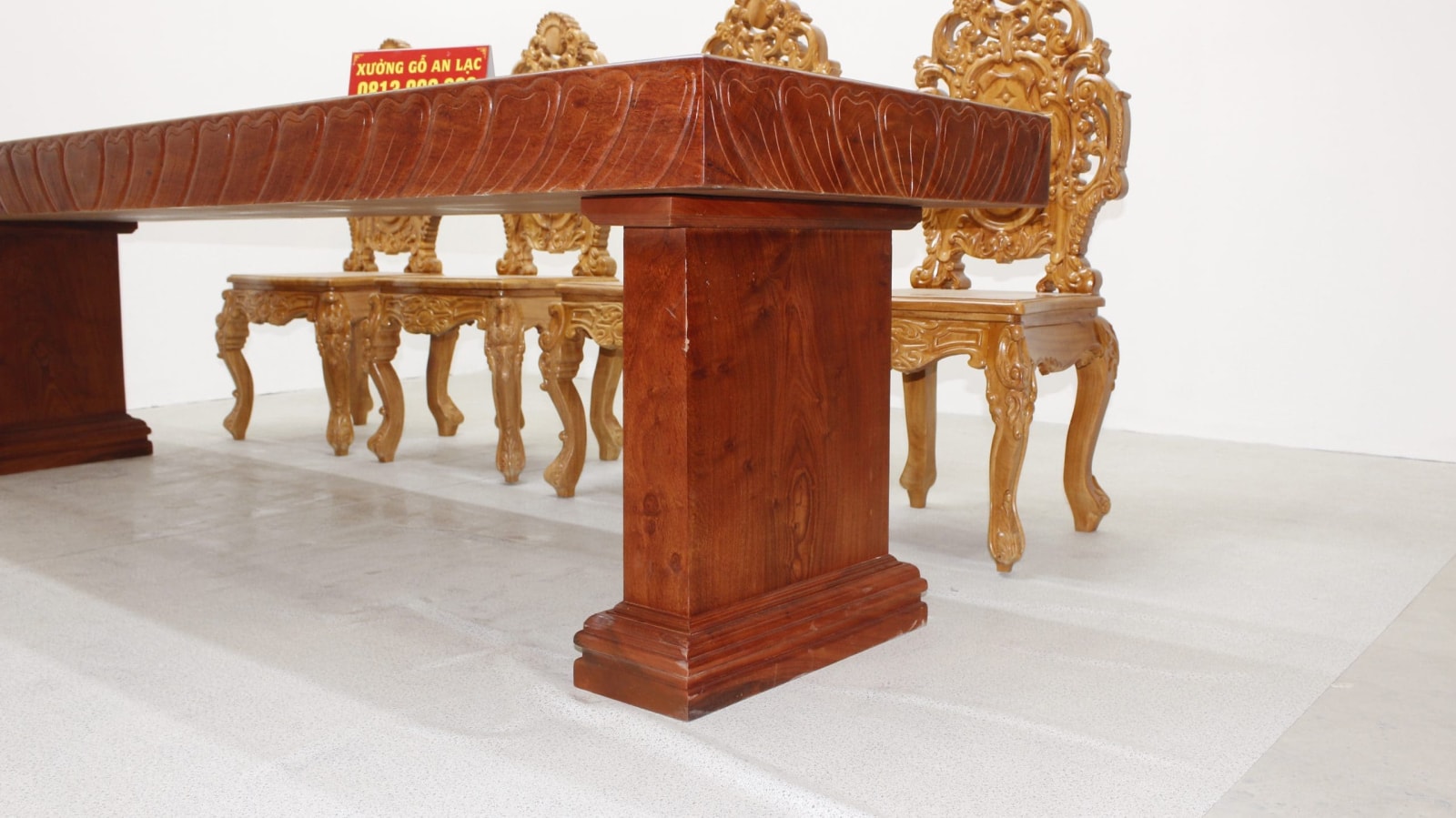 Bộ bàn nguyên khối 8 ghế hoàng gia vip đục tựa cong gỗ hương đá siêu vân cực đỉnh 8 chân bàn trơn