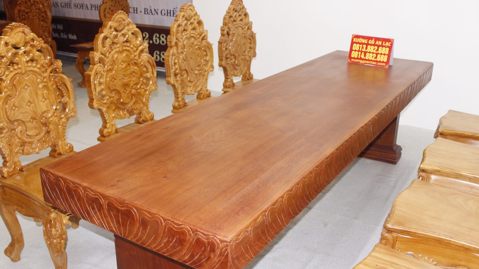Bộ bàn nguyên khối 8 ghế hoàng gia vip đục tựa cong gỗ hương đá siêu vân cực đỉnh 3 bàn ăn nguyên khối đục sen dẹo