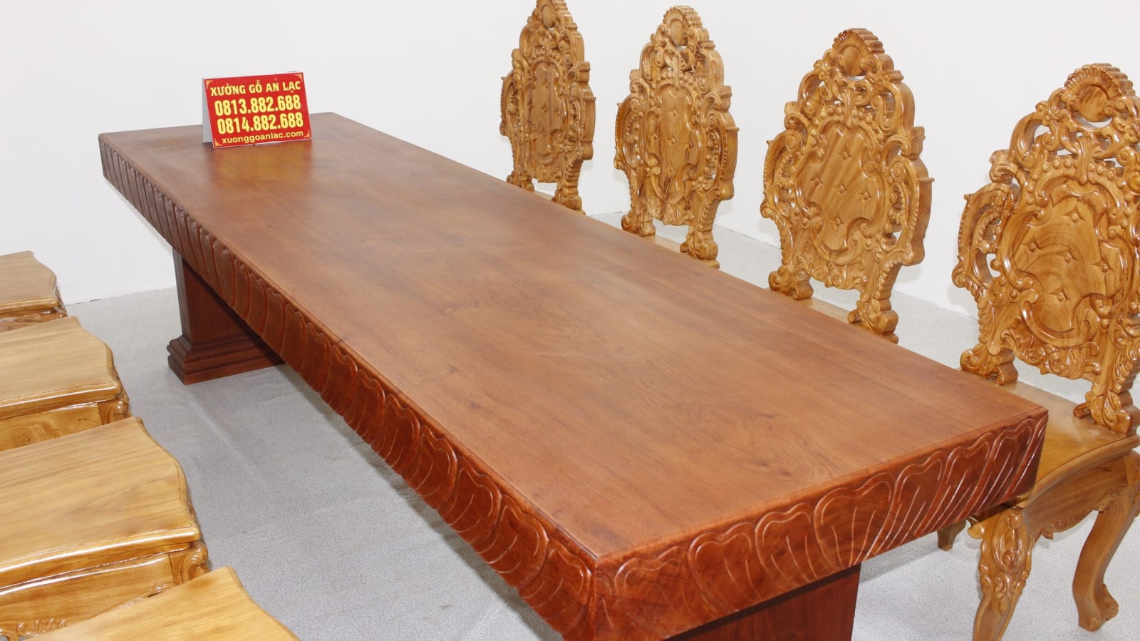 Bộ bàn nguyên khối 8 ghế hoàng gia vip đục tựa cong gỗ hương đá siêu vân cực đỉnh 23 Mặt bàn nguyên khối giữ trơn