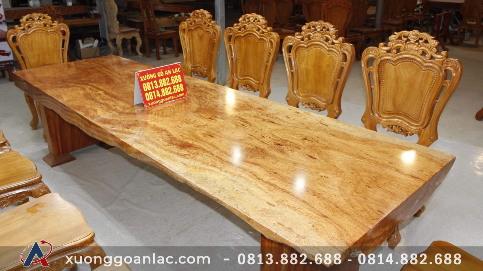 Bàn nguyên khối gỗ nu gõ 3m05 với 10 ghế hoa lá tây đục tay cực vip 10 Bàn nguyên khối gỗ nu gõ 3m05 với 10 ghế hoa lá tây đục tay cực vip - Ảnh 10