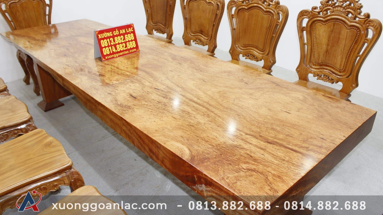 Bàn nguyên khối gỗ nu gõ 3m05 với 10 ghế hoa lá tây đục tay cực vip 6 Bàn nguyên khối gỗ nu gõ 3m05 với 10 ghế hoa lá tây đục tay cực vip - Ảnh 6