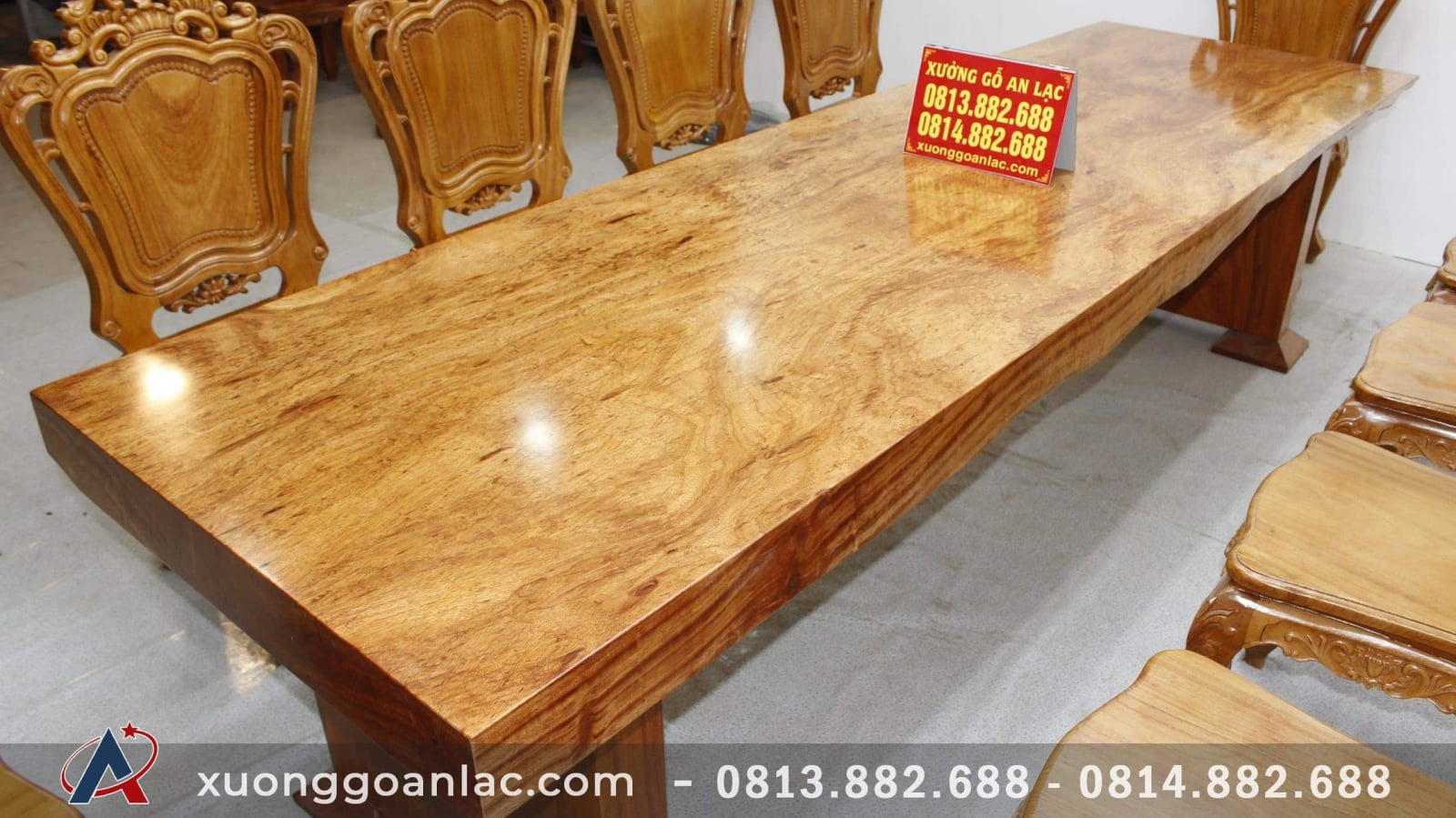 Bàn nguyên khối gỗ nu gõ 3m05 với 10 ghế hoa lá tây đục tay cực vip 5 Bàn nguyên khối gỗ nu gõ 3m05 với 10 ghế hoa lá tây đục tay cực vip - Ảnh 5
