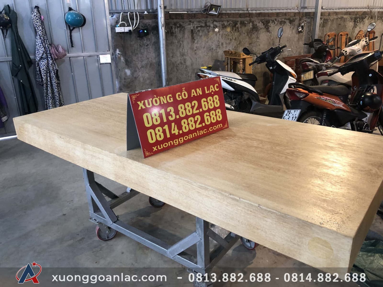 Bàn ăn nguyên khối gõ đỏ 219x96x16cm anh Hoàn ở Bỉm Sơn - Thanh Hóa 5 mặt bàn siêu vân gõ đỏ đẹp